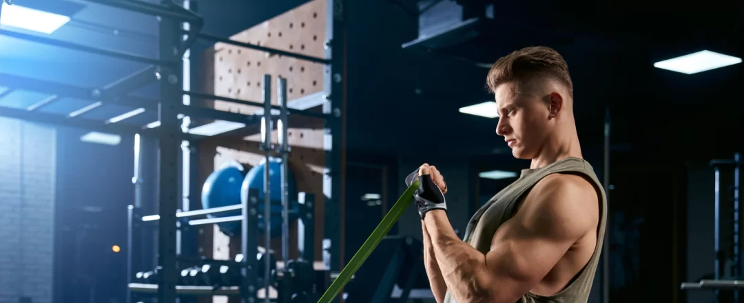 bodybuilder-training-arm-with-resistance-band
